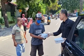 Bri Branch Office Rawamangun Gelar Kegiatan “jumat Berkah” Dengan Membagikan Makanan Untuk Masyarakat Sekitar (1) (1)