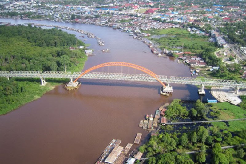 Jembatan Kahayan Palangka Raya Kalteng melintasi sungai kahayan