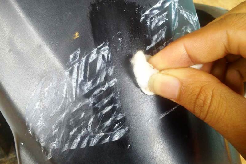 cara menghilangkan bekas stiker di kendaraan