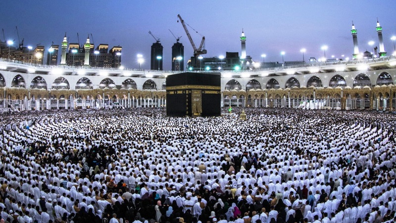 Jemaah Haji Melaksanakan Sholat Di Depan Kakbah