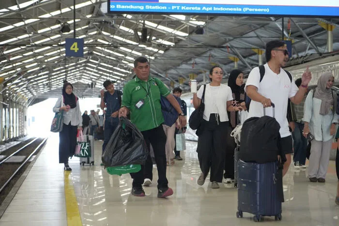 Di Balik Ramainya Angkutan Lebaran 2026, Ratusan Porter Hadir Berikan Kenyamanan Di Wilayah Daop 2 Bandun (1)