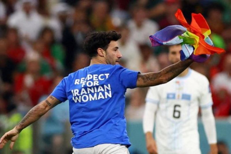 bendera lgbt berkibar di laga portugal vs uruguay