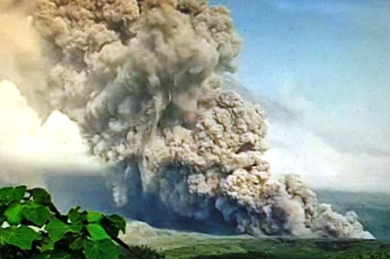 Gunung Semeru Muntahkan Awan Panas, Status Level IV