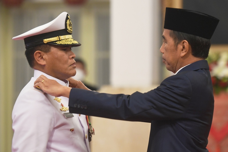Presiden Joko Widodo (kanan) menyematkan tanda pangkat bintang empat kepada Laksamana Madya TNI Muhammad Ali saat dilantik menjadi Kepala Staff TNI Angkatan Laut (KSAL) di Istana Negara, Jakarta, Rabu (28/12/2022).
