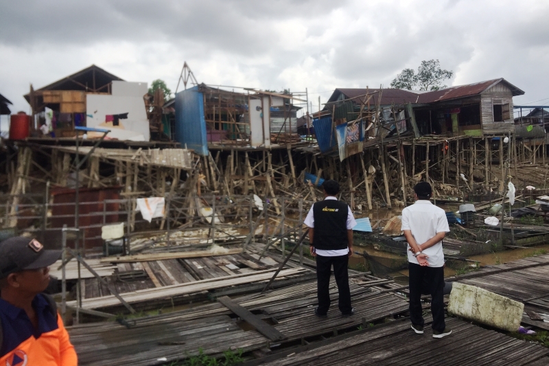 pengecekan longsor palangka raya akibat abrasi sungai kahayan