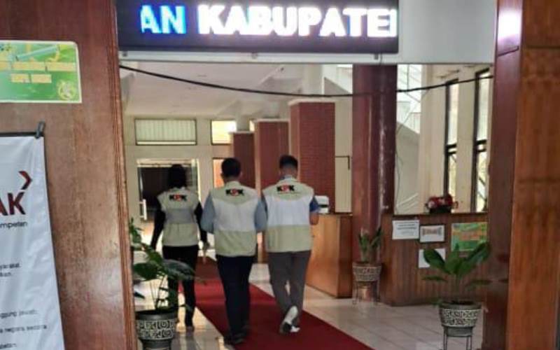 Kantor Bupati Kapuas Digeledah Penyidik Kpk