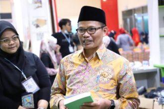 Direktur Urusan Agama Islam Dan Pembinaan Syariah Kemenag Adib