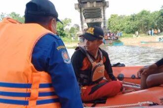 Pencarian Korban Jatuh Di Jembatan Kasongan