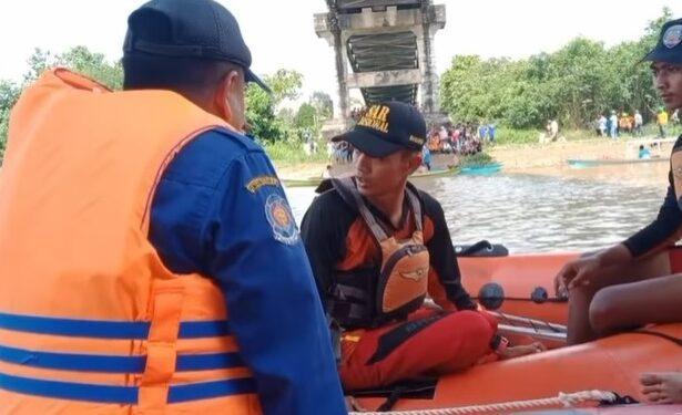 Pencarian Korban Jatuh Di Jembatan Kasongan