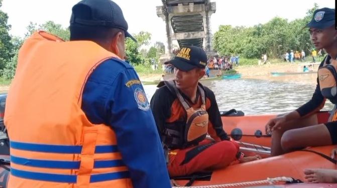 Pencarian Korban Jatuh Di Jembatan Kasongan