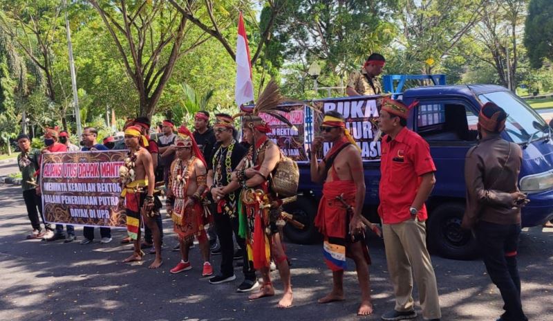 Aksi Utus Dayak Mantehau Di Upr