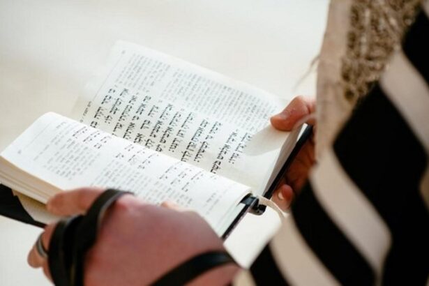 Ilustrasi Taurat Yahudi