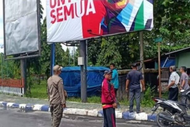 Pencopotan Baliho Ganjar Pranowo Di Muara Teweh