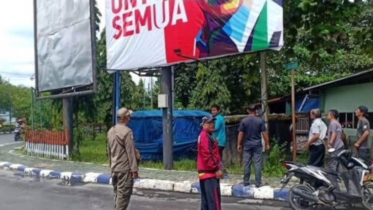 Pencopotan Baliho Ganjar Pranowo Di Muara Teweh