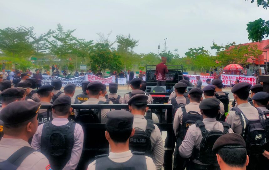 Sidang Diwarnai Demoo