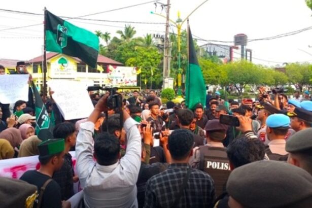 Aksi Hmi Cabang Palangka Raya Di Polda Kalteng