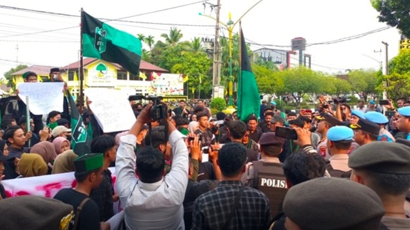 Aksi Hmi Cabang Palangka Raya Di Polda Kalteng