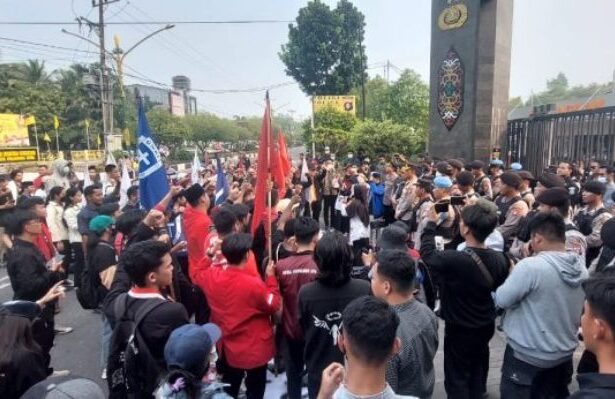 Aksi Gabungan Mahasiswa Di Polda Kalteng