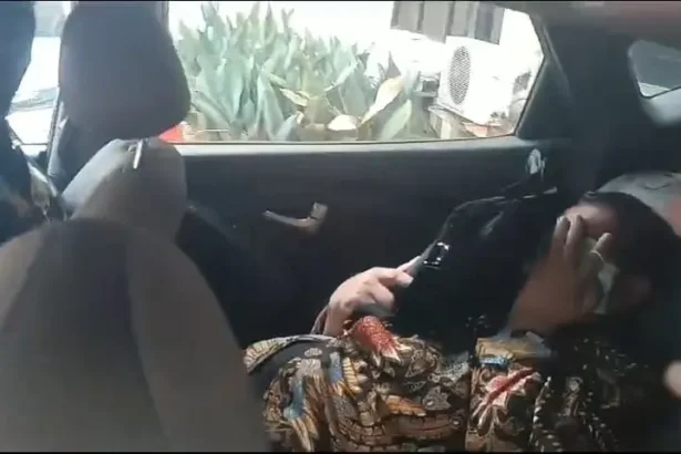 Firli Bahuri Tutupi Wajah
