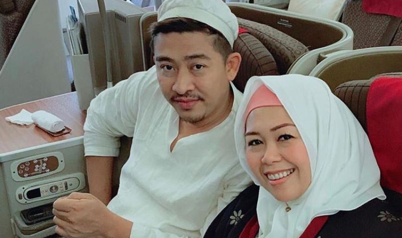 Yenni Wahid Dan Suami