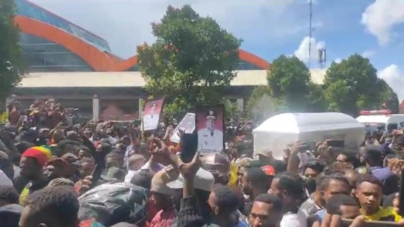 Jenazah Lukas Enembe Diarak Warga