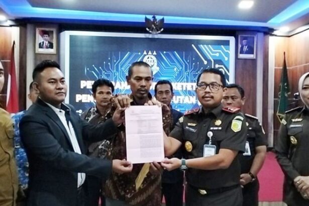 Kajati Banten Serahkan Skp2 Ke Pria Yang Bunuh Pencuri Kambing