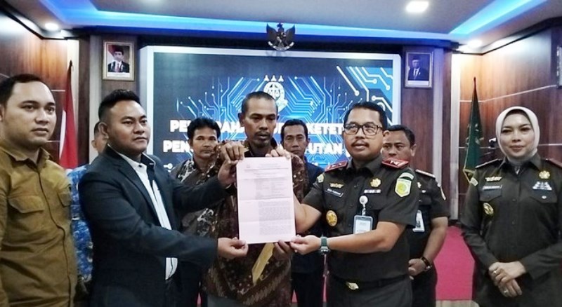 Kajati Banten Serahkan Skp2 Ke Pria Yang Bunuh Pencuri Kambing