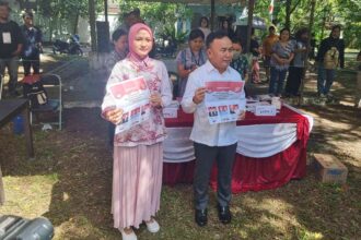 Gubernur Dan Ketua Tp Pkk Kalteng Mencoblos Dekat Istana Isen.jpeg