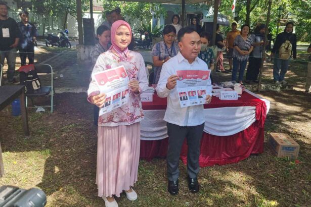 Gubernur Dan Ketua Tp Pkk Kalteng Mencoblos Dekat Istana Isen.jpeg