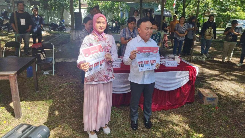 Gubernur Dan Ketua Tp Pkk Kalteng Mencoblos Dekat Istana Isen.jpeg