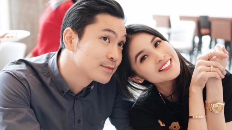 Suami Sandra Dewi Tersangka Korupsi