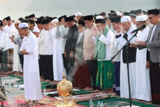 Gubernur Kalteng Ikuti Salat Ied Bersama Ribuan Masyarakat Di Bundaran.jpg