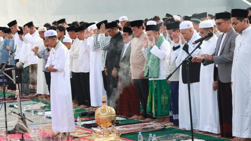 Gubernur Kalteng Ikuti Salat Ied Bersama Ribuan Masyarakat Di Bundaran.jpg