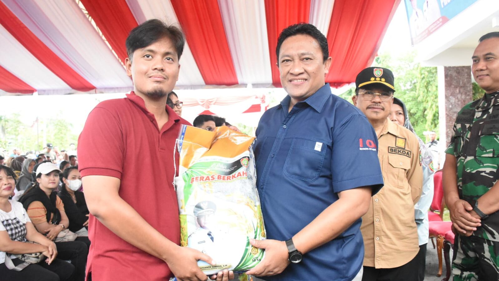 Gubernur Dan Wagub Kalteng Gelar Pasar Murah Bagi Pns Dan.jpg