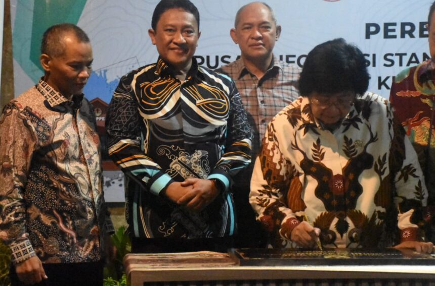 Wagub Dampingi Menteri Lhk Ri Resmikan Pusat Informasi Standar Dan.jpg