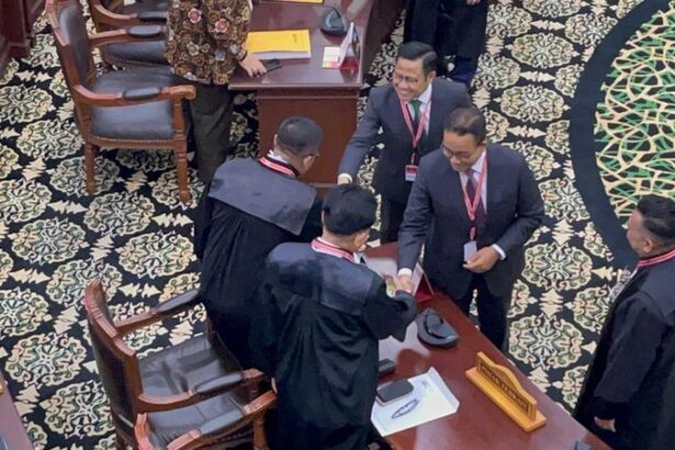 Momen Anies Cak Imin Dan Ganjar Mahfud Saling Bersalaman Jelang Sidang Mk