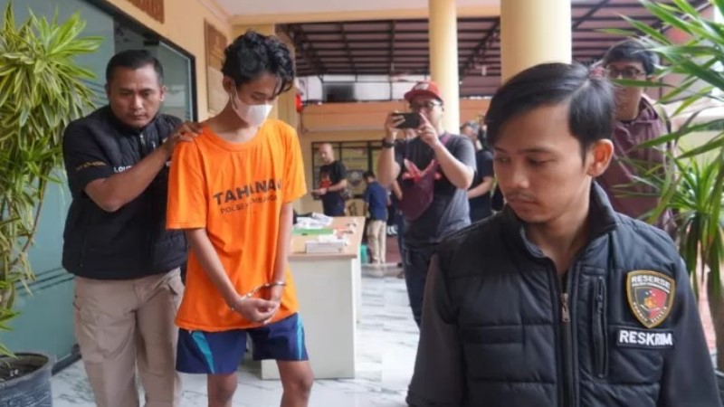 Pemuda Bakar Warung