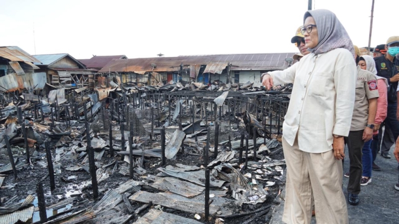 Pj Wali Kota Palangka Raya, Hera Nugrahayu meninjau lokasi kebakaran di Jalan Rindang Banua Kota Palangka Raya, Senin (8/4/2024).