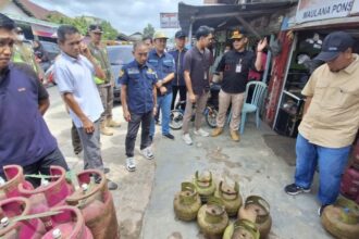 Dinas Perdagangan, Koperasi, UKM dan Perindustrian (DPKUKMP) Kota Palangka Raya bersama Pertamina, SatPol PP dan Stakeholder terkait melakukan pemantauan dan pengecekan tabung gas elpiji bersubsidi di sejumlah pangkalan