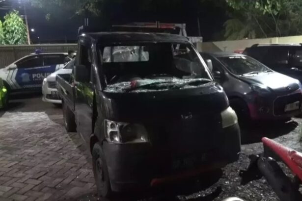 Tabrak Lari Sopir Makan Kaca Mobil