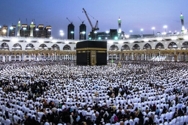 Jemaah Haji Melaksanakan Sholat Di Depan Kakbah