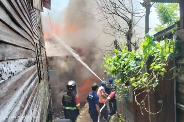 Kebakaran Flamboyan Bawah Palangka Raya
