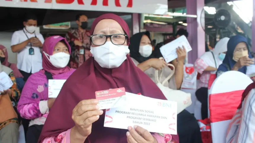027584200 1661086424 Jokowi Salurkan Bantuan Pkh Dan Bpnt Di Pasar Pucang Anom Surabaya 2