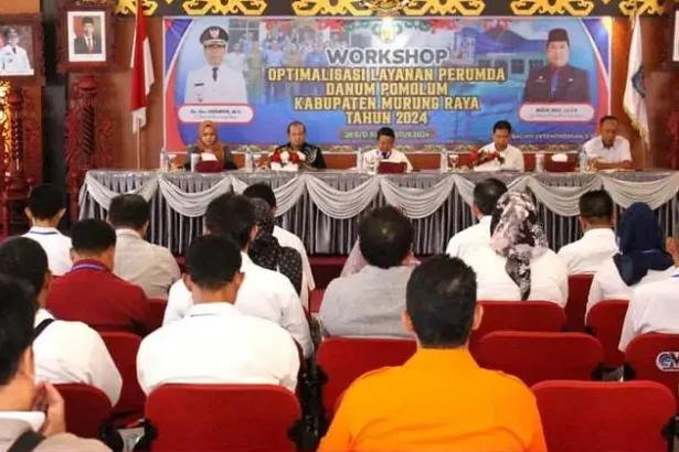 Pj Bupati Murung Raya (Mura) yang diwakili oleh Asisten II Bidang Perekonomian dan Pembangunan Setda Mura Yulianus menghadiri sekaligus membuka kegiatan workshop Optimalisasi Layanan Perumda Danum Pomolum Mura 2024