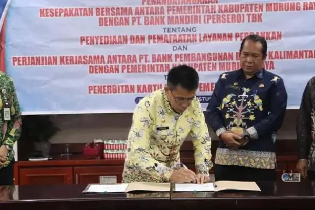 Pj Bupati Murung Raya Hermon didampingi Sekretaris Daerah Mura, Rudie Roy melakukan penandatanganan MoU dengan Bank Mandiri tentang penyediaan dan pemanfaatan layanan perbankan dan MoU dengan Bank Kalteng tentang penerbitan kartu kredit pemerintah daerah.