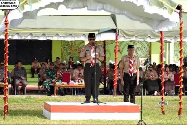 Hermon membacakan pesan dari Komjen Pol (Purn) Budi Waseso yang menekankan pentingnya peran Gerakan Pramuka dalam menghadapi tantangan zaman, seperti perkembangan teknologi yang mengubah batas-batas negara.