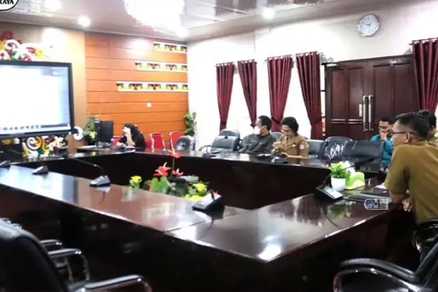 Pemerintah Kabupaten Murung Raya (Mura), melalui Asisten I Setda Mura, Rahmat K. Tambunan, mengikuti Zoom Meeting terkait asistensi pendanaan untuk pengamanan Pilkada Serentak 2024 di Aula A Kantor Bupati Mura, Selasa (8/10).