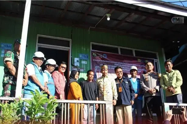 Pj Bupati Murung Raya (Mura), Hermon menghadiri kegiatan sosialisasi dan penyalaan pertama program bantuan pasang baru Llistrik (BPBL) Provinsi Kalimantan Tengah, Kabupaten Murung Raya, di aula Kantor Kecamatan Laung Tuhup, belum lama ini.