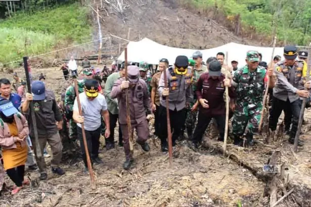 Penjabat (Pj) Bupati Murung Raya (Mura), Hermon, bersama Gubernur Kalimantan Tengah (Kalteng), Sugianto Sabran, melaksanakan penanaman Padi Gogo di ladang tradisional masyarakat Kecamatan Laung Tuhup, akhir pekan lalu.
