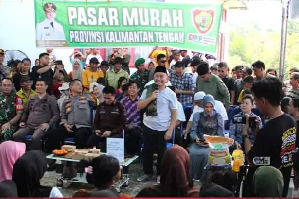 Gubernur Kalimantan Tengah (Kalteng), Sugianto Sabran, bersama rombongan melanjutkan kunjungan kerjanya ke Kabupaten Murung Raya dengan menggelar pasar murah di Kecamatan Laung Tuhup, Jumat (11/10).